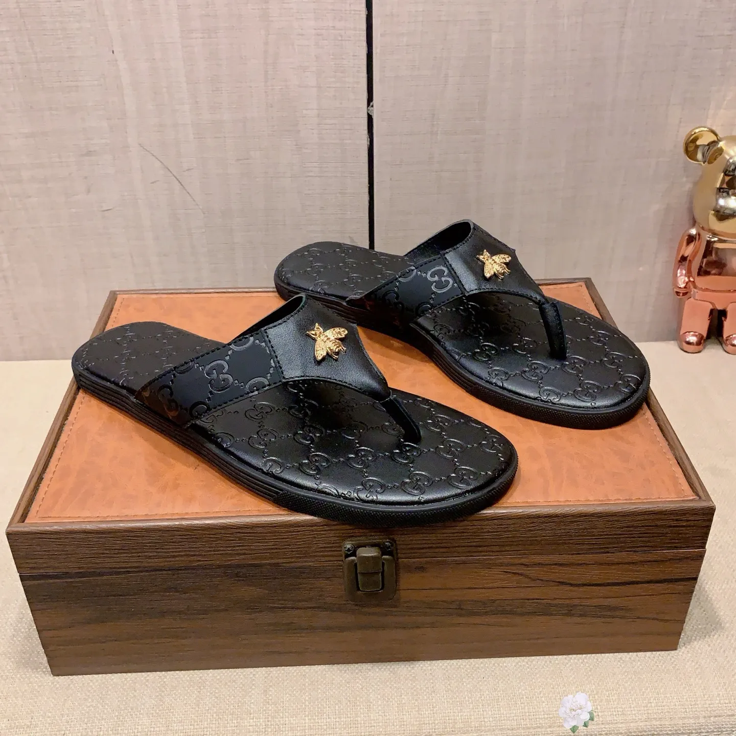 Slippers: New model: Factory price: 260💰💰🎩🎩🔥🔥《 Gucci* 》Series of slippers top purchasing agent🔍🔍Sold at the same time for men, original Italian imported webbing made of selected cowhide, exquisite workmanship,), sole: (super comfortable) original factory special sole, ⚠️exclusive double-layer movable molded sole super comfortable⚠️, real shot🎬the real thing is more beautiful🔍🔍266 regular code 38-44, can be ordered 45.